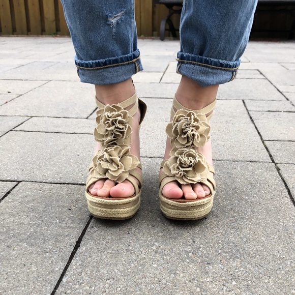 Nine West floral design wedges - Picture 3 of 9